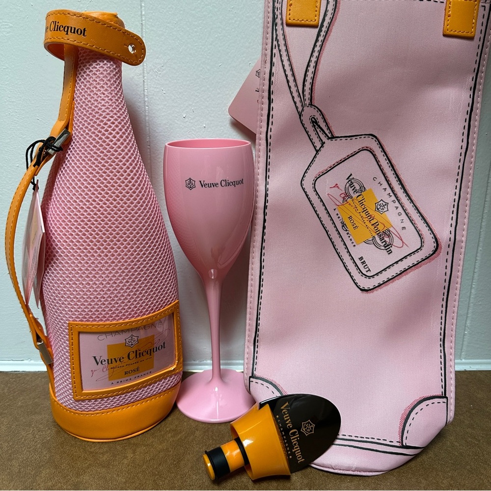 Veuve Clicquot Bottle
Stopper, Rose Bottle Jacket, Shopping Bag and flute.